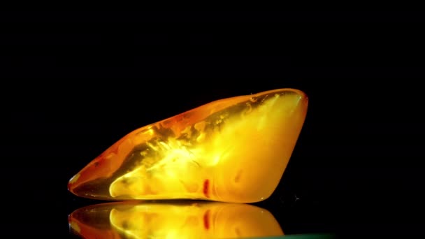 Тонкий бурштиновий камінь прозорі жовті матові та червоні елементи — стокове відео