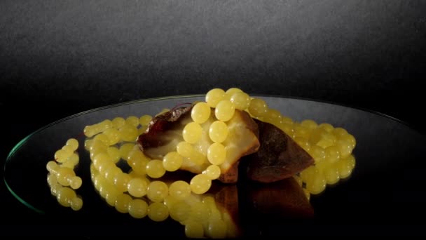 Putih matt amber rosario dekat besar kotor batu permata closeup — Stok Video