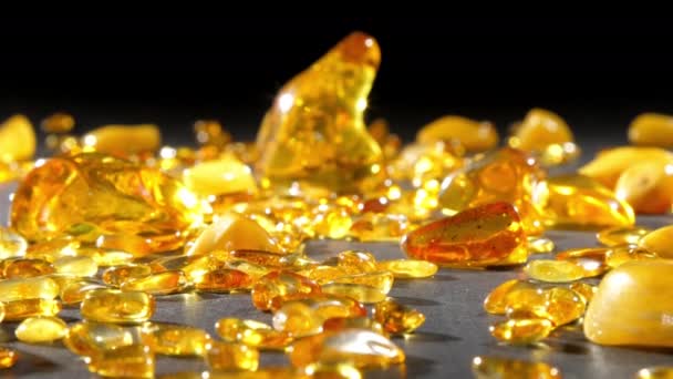 Різні бурштинові дорогоцінні камені жовтого і теракотового кольорів — стокове відео