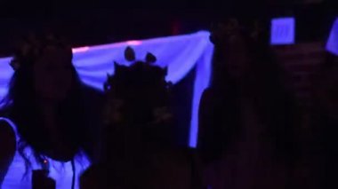 Kızlar dans pistinde popüler müzikle dans eder.