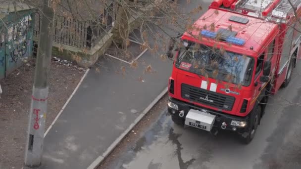 Nové červené požární vozidlo řídí podél městské ulice — Stock video