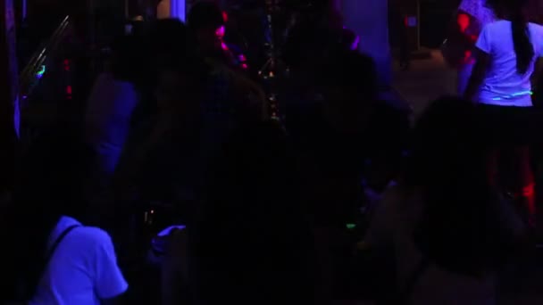 Chłopaki dziewczyny taniec w ciemny nocny klub pod światło błyski — Wideo stockowe