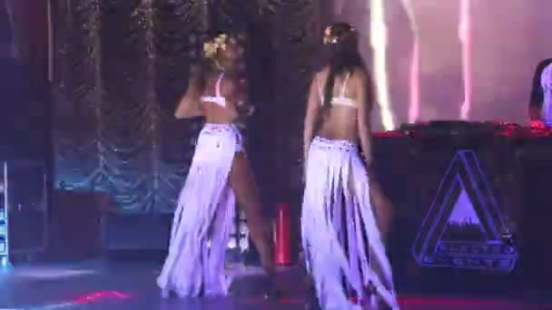 Κορίτσια με άσπρες στολές χορεύουν στη σκηνή του νυχτερινού κλαμπ — Αρχείο Βίντεο