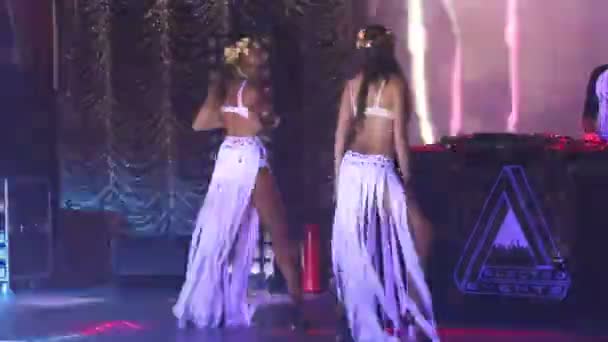 Ragazze in costume bianco danzano sul palco del night club — Video Stock