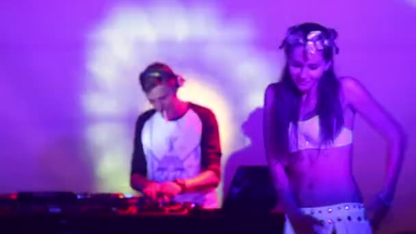 Meisje in wit strip rok dansen op nacht club podium — Stockvideo