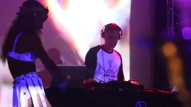 Meisje in wit rok dansen door dj console in nachtclub — Stockvideo