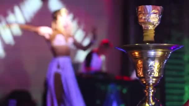 Vinnare cup mot dansande flicka i vit kjol i nattklubb — Stockvideo