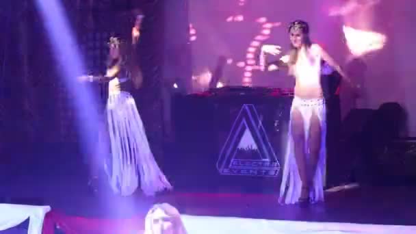 Damer framfører et fantastisk sensuelt danseshow på nattklubben. – stockvideo
