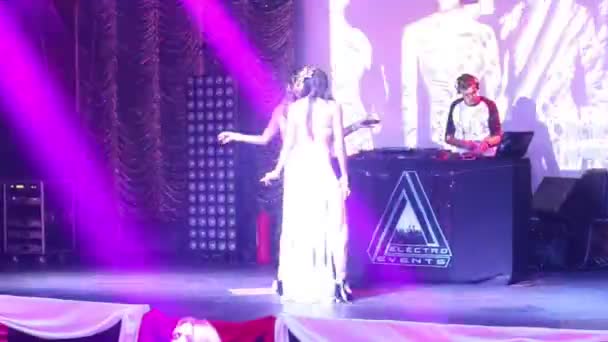 Meisjes dansers op witte kostuums optreden op nachtclub podium — Stockvideo
