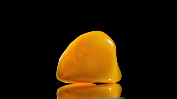 Λεπτό κεχριμπάρι πέτρα διαφανές κίτρινο ματ και κόκκινα στοιχεία — Αρχείο Βίντεο