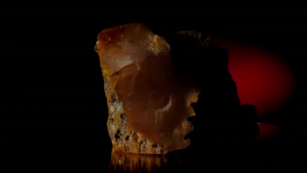 Fényes sárga borostyán kövek nagy törött darabok forognak — Stock videók
