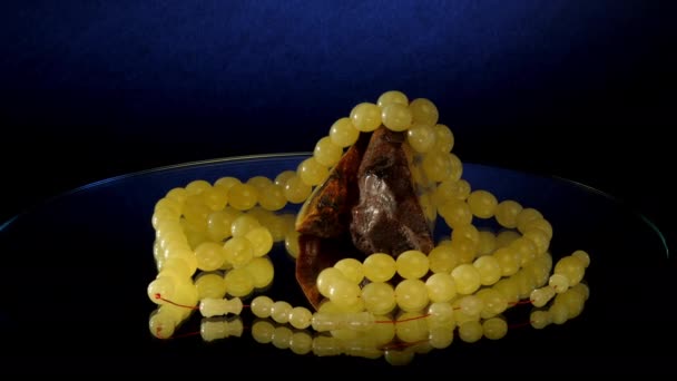 Fehér borostyán rózsafüzér minta gyöngyökkel körülvevő drágakő — Stock videók