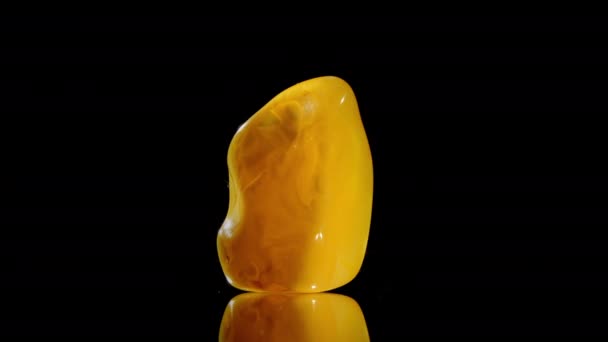Тонкий янтарный камень прозрачный желтый матовый и красный элементы — стоковое видео