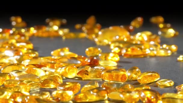 Mensen handen nemen gele transparante gepolijste amber stenen — Stockvideo