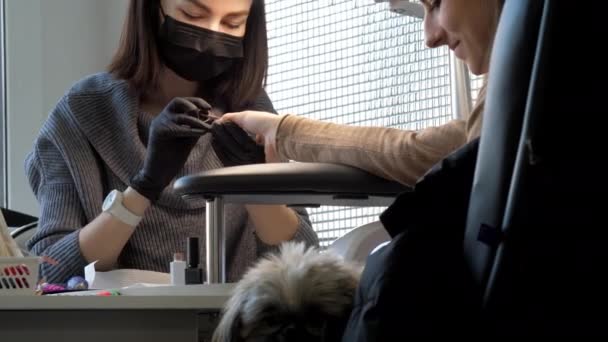 Manicure in masker en handschoenen kleuren brunette vingernagels — Stockvideo