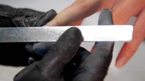 Profesionální manikérka ve sterilních rukavicích pilníky nehty — Stock video