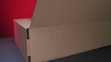 Mavi masada yüz maskeleri ile açılan karton kutu döndürüldü