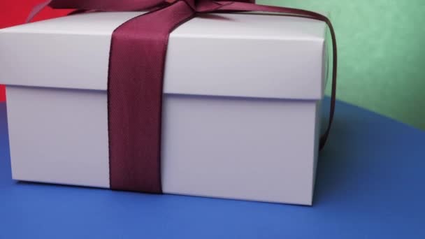 Caja regalo aniversario decorativo con cinta púrpura — Vídeos de Stock