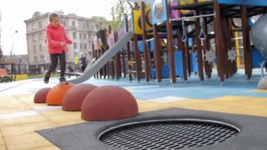 Genç bayan renkli taş desteğine ve tramboline atlıyor.