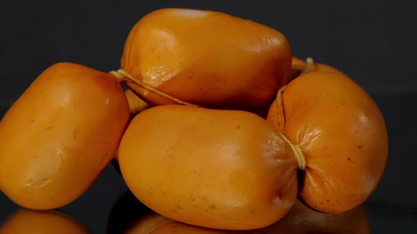 Köstliche braune Knaller mit Garn liegen auf Küchentisch — Stockvideo