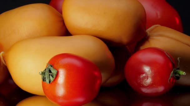 Diferentes tomates se encuentran entre las salchichas antes de la preparación — Vídeo de stock