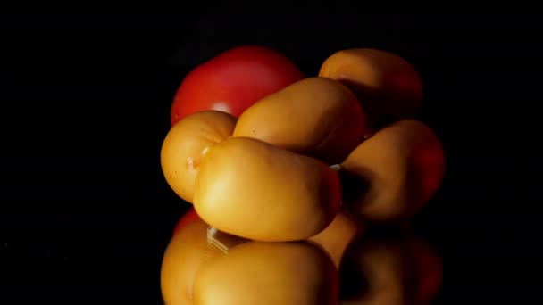 Leckere Würstchen und rote frische Tomaten rotieren unter Licht — Stockvideo