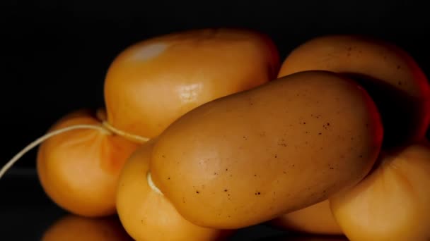 Heerlijke rauwe worstjes liggen op zwarte glazen draaitafel — Stockvideo