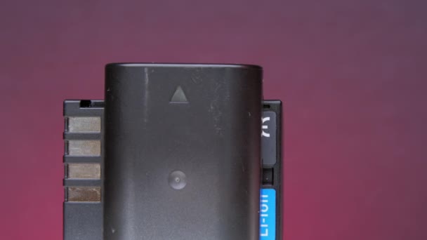 Fjärrstyrningsbatterier av svart färgreflekterande ljus — Stockvideo