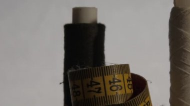 Karanlıkta şeritlerin yanında renkli iplikleri olan makaralar