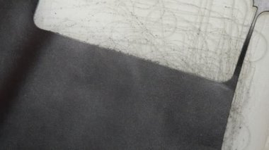 Sanatçı kadın giriş sistemi dosyasının boyutlarını kesti