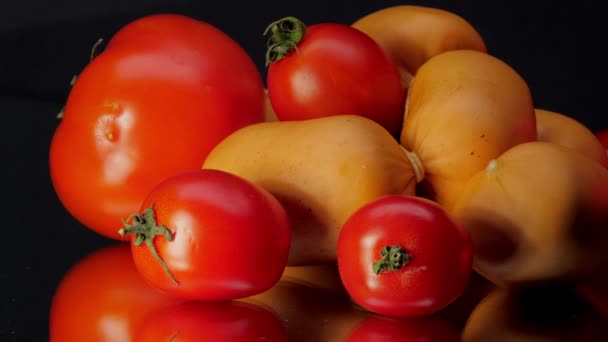 Voor de bereiding liggen er verschillende tomaten tussen de worsten — Stockvideo