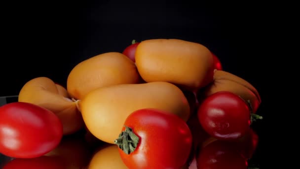 Braune leckere Knaller umgeben von roten Kirschtomaten — Stockvideo