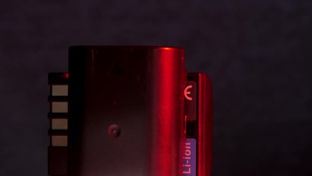 Controlador remoto acumuladores alcalinos refletindo luz vermelha — Vídeo de Stock