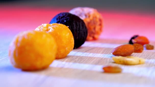不同颜色的手工制作的糖果在不同的坚果附近 — 图库视频影像