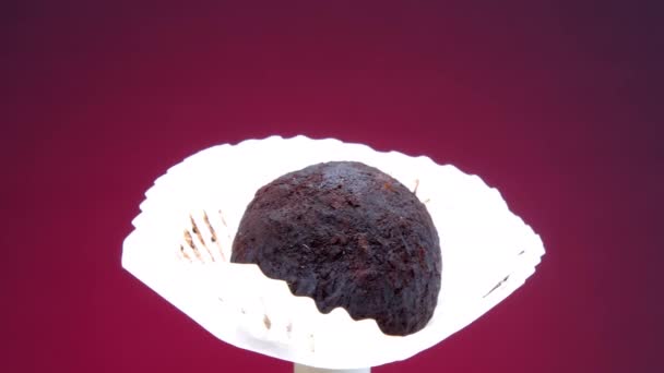 La caramella al cioccolato nero fatta a mano in carta bianca ruota — Video Stock