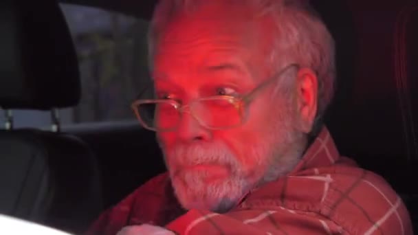 Старик поворачивает руль с полосы "скорой помощи" — стоковое видео
