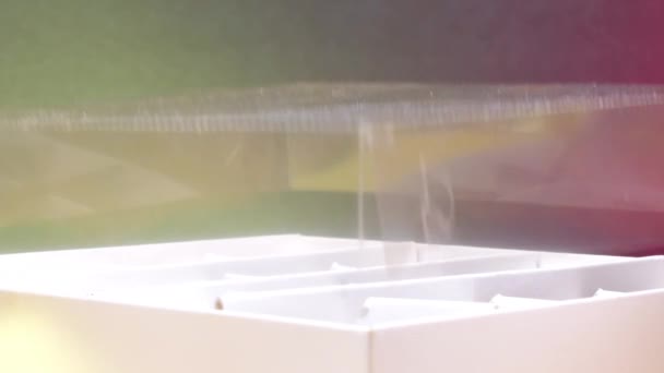 Руки людини відкривають пластиковий верх паперової коробки з натуральних цукерок — стокове відео