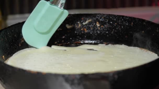 Gemanicuurde dame kokkin hand draait hete pannenkoek op koekenpan — Stockvideo