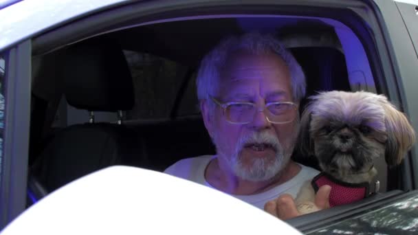 老人は志津子犬を保持警察官と話します — ストック動画