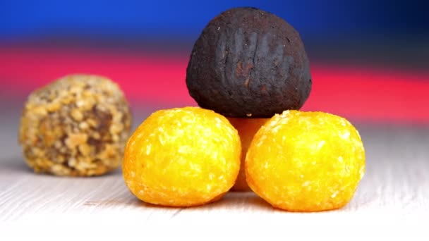 不同的巧克力和焦糖手工制作的糖果 — 图库视频影像