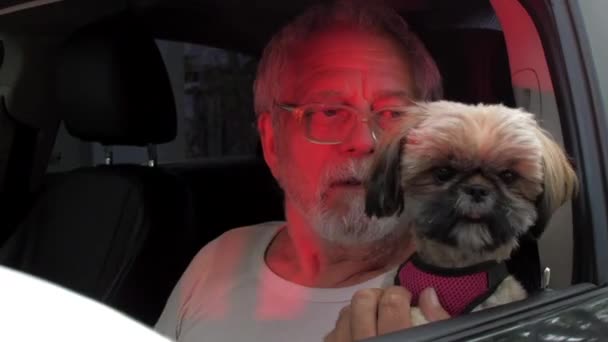 Homem envelhecido fala com policial segurando cachorro Shih tzu — Vídeo de Stock