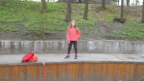 Young schoolgirl with long loose fair hair stands on stage — Stock Video