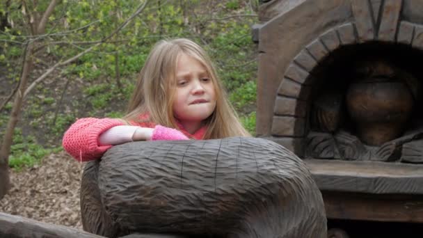 Koncentrált lány barna fa pad mesebeli stílusban — Stock videók