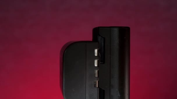 Telefon cell batteri roterar på baksidan blinkande bakgrund — Stockvideo