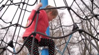 Örgü ören konsantre çocuk büyük ip cazibesine dayanır.