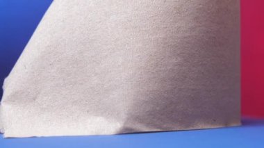 Gri tuvalet kağıdı duvara karşı mavi destekle dönüyor