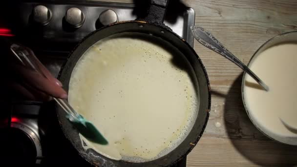 Senhora cozinheiro derrama panquecas massa na frigideira quente fechar — Vídeo de Stock