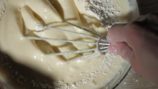 Επαγγελματικό χέρι μάγειρα κρατά μεταλλικό σύρμα και αναμιγνύει τη ζύμη — Αρχείο Βίντεο