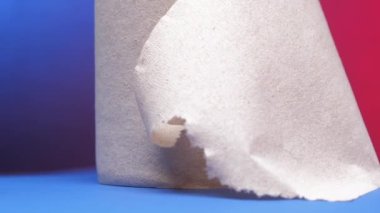 Gri tuvalet kağıdı duvara karşı mavi destekle dönüyor