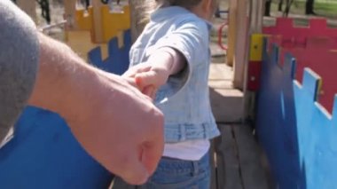 Uzun örgü ören liseli kız köprü boyunca yürüyor.